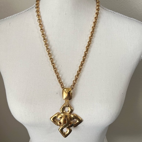 CHANEL Vintage Baroque CC Pendant Necklace